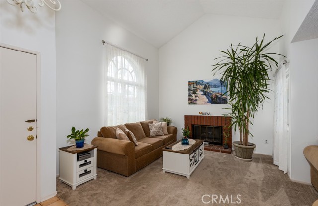 Detail Gallery Image 6 of 27 For 1228 W Woodcrest Street, Bloomington,  CA 92316 - 5 Beds | 2/1 Baths