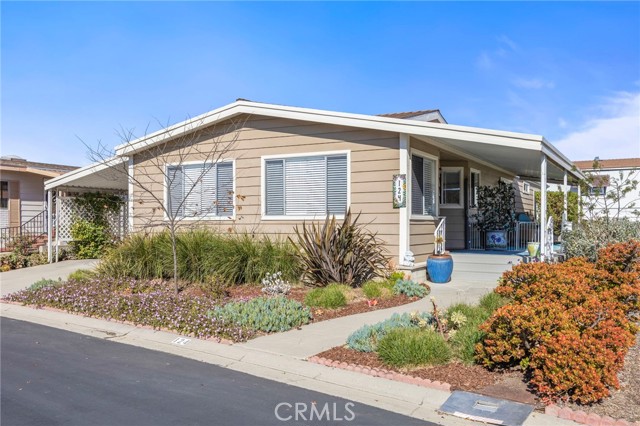 Detail Gallery Image 1 of 35 For 124 Poinsettia Gardens Dr #124,  Ventura,  CA 93004 - 2 Beds | 2 Baths