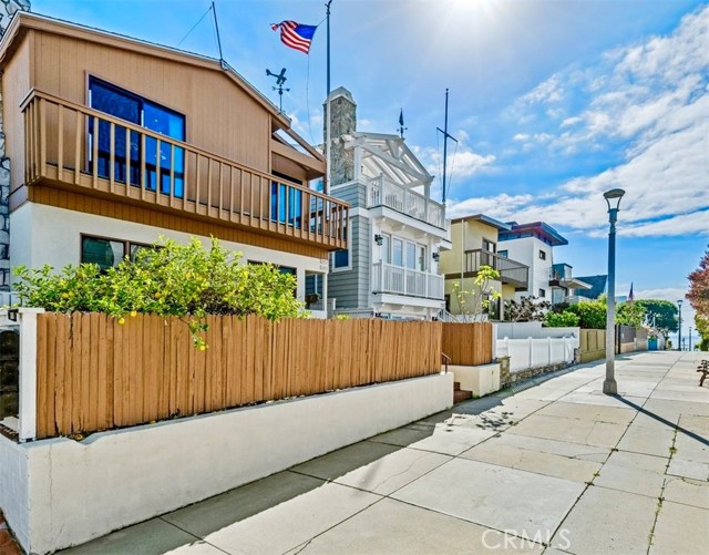 Detail Gallery Image 1 of 1 For 340 30th St, Hermosa Beach,  CA 90254 - 4 Beds | 3 Baths