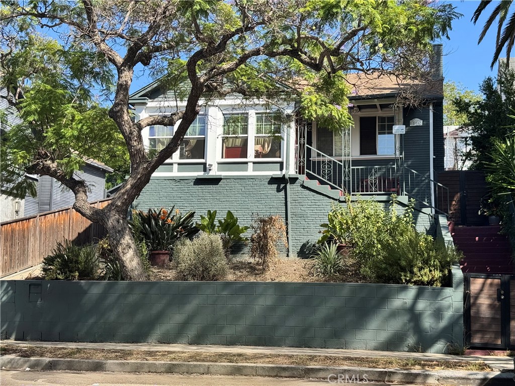 806 N Oxford — architectural residence