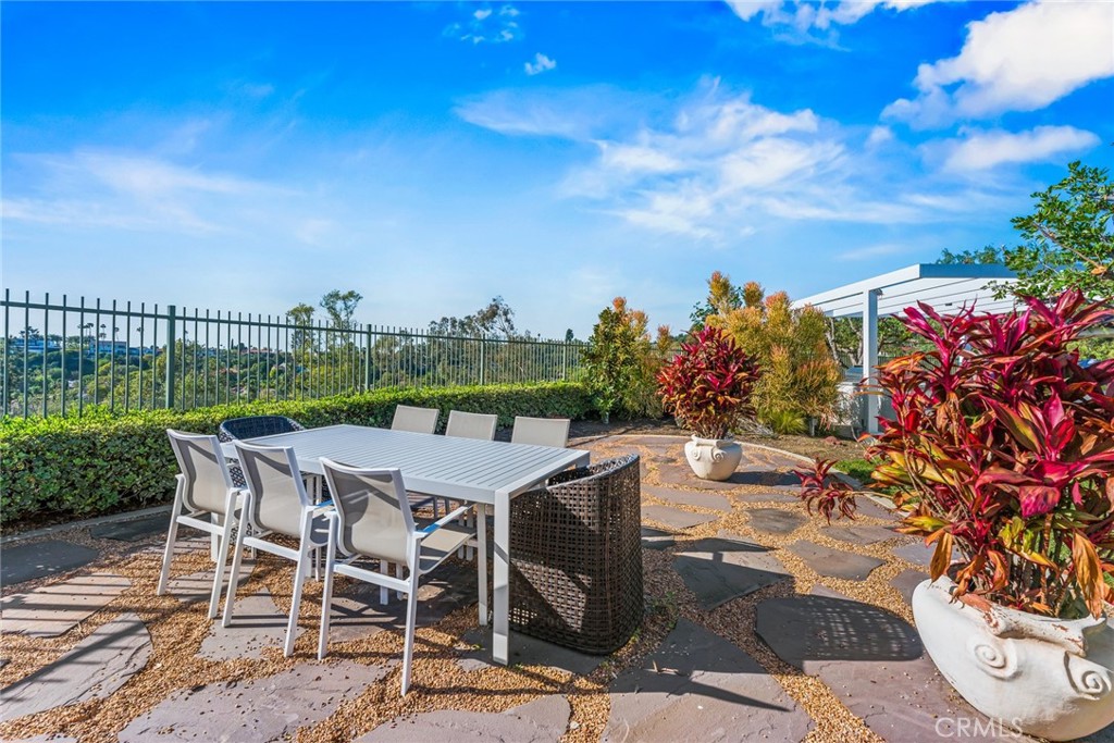 https://media.crmls.org/medias/47d46ae7-2799-4852-9efd-90d2cb69b6fc.jpg?preset=X-Large