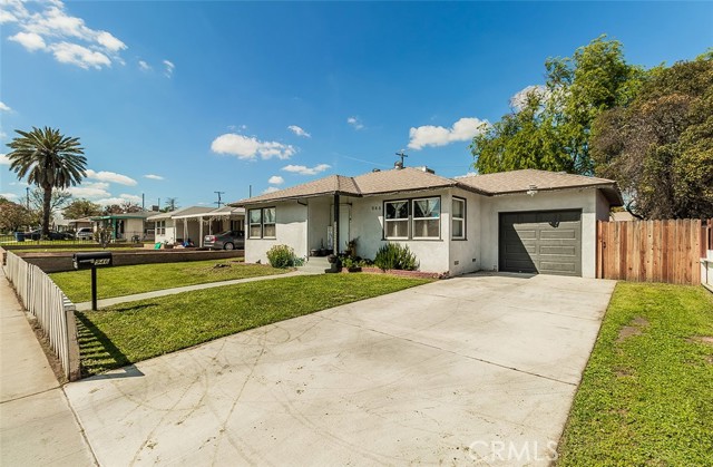Detail Gallery Image 5 of 31 For 946 W Dakota Ave, Fresno,  CA 93705 - 3 Beds | 2 Baths