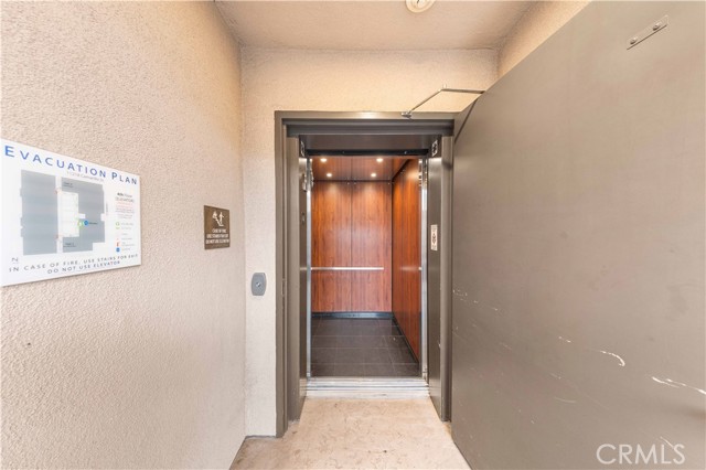 Detail Gallery Image 7 of 53 For 11218 Camarillo St #404,  Toluca Lake,  CA 91602 - 3 Beds | 3 Baths