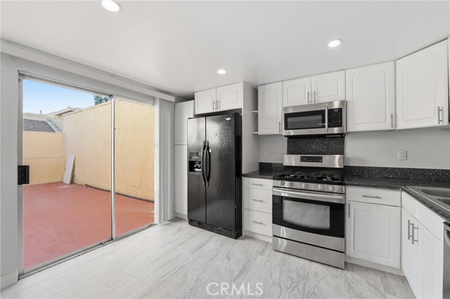 Detail Gallery Image 9 of 32 For 8633 Balboa #20,  Northridge,  CA 91325 - 3 Beds | 3 Baths