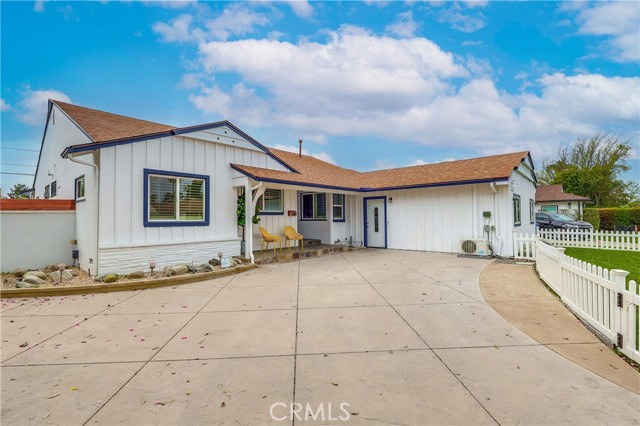 Detail Gallery Image 3 of 30 For 12640 Albers St, Valley Village,  CA 91607 - 6 Beds | 4 Baths