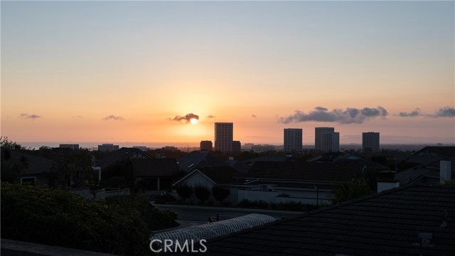 Detail Gallery Image 5 of 54 For 2001 Yacht Resolute, Newport Beach,  CA 92660 - 3 Beds | 2/1 Baths