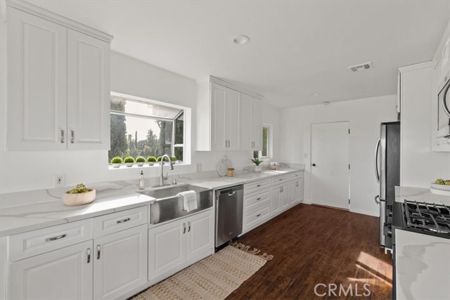 Detail Gallery Image 11 of 61 For 5160 Medina Rd, Woodland Hills,  CA 91364 - 3 Beds | 2/1 Baths