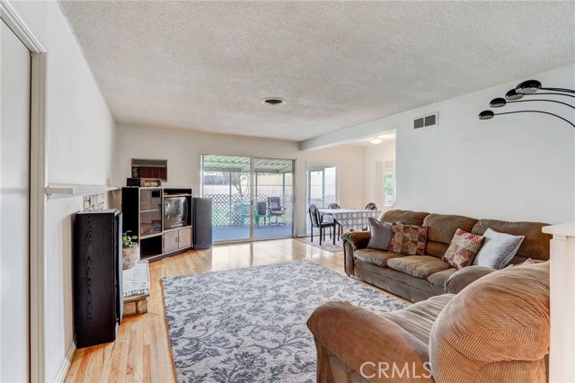 Detail Gallery Image 5 of 34 For 14747 Saticoy St, Van Nuys,  CA 91405 - 3 Beds | 2 Baths