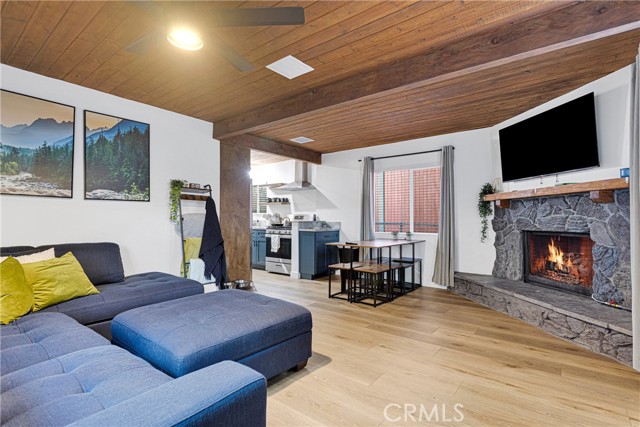 906 W Aeroplane Boulevard, Big Bear City CA: https://media.crmls.org/medias/47eff0fe-3459-40e5-bddb-36b666e2323f.jpg