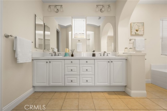 21270 Elda Cir, Huntington Beach CA: https://media.crmls.org/medias/47f68f22-09cd-4904-8cc1-a262b4a4df96.jpg