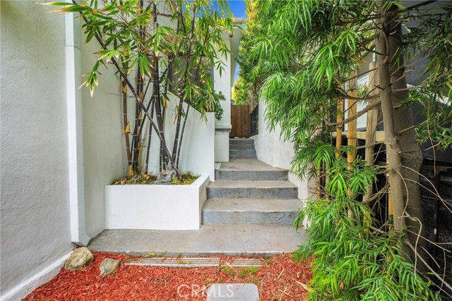 2025 Navy Street, Santa Monica CA: https://media.crmls.org/medias/47f7752f-4024-4d8f-b48a-98d9ad8ddd13.jpg