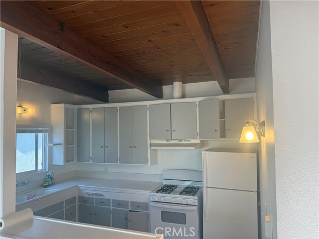 Detail Gallery Image 4 of 9 For 1943 Loma Dr, Hermosa Beach,  CA 90366 - 2 Beds | 1 Baths