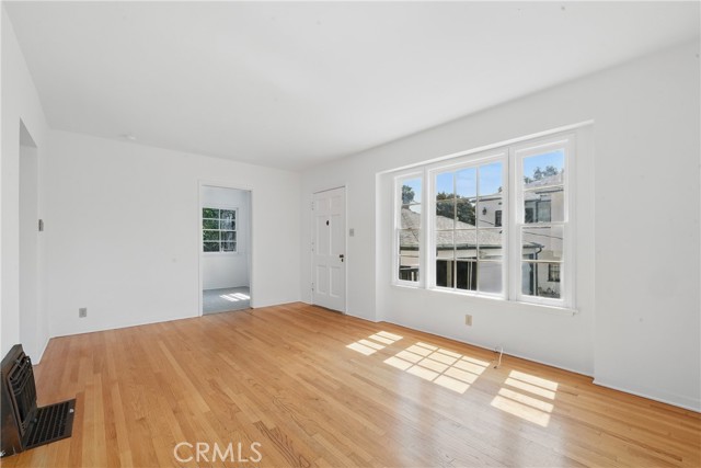1327 S Burnside Avenue, Los Angeles CA: https://media.crmls.org/medias/47f8ab50-e5b5-458d-8142-fa5205a3ae0e.jpg