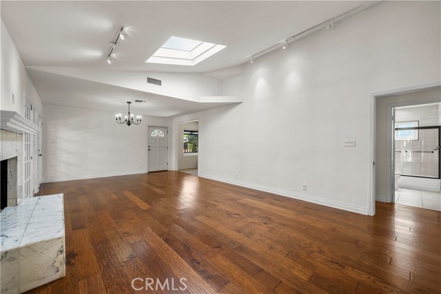 22232 Buena Ventura St, Woodland Hills CA: https://media.crmls.org/medias/4801381f-6e28-462e-8f6a-e85c36dfb632.jpg