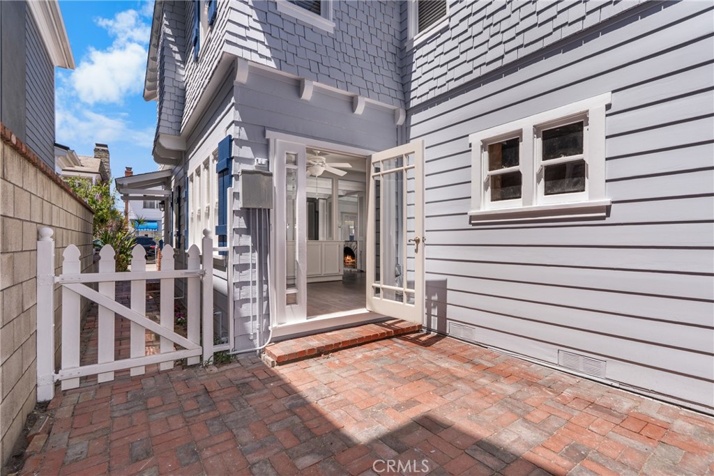 https://media.crmls.org/medias/4801c38e-2f9e-4e07-a2f2-e71db527b4b7.jpg?preset=X-Large