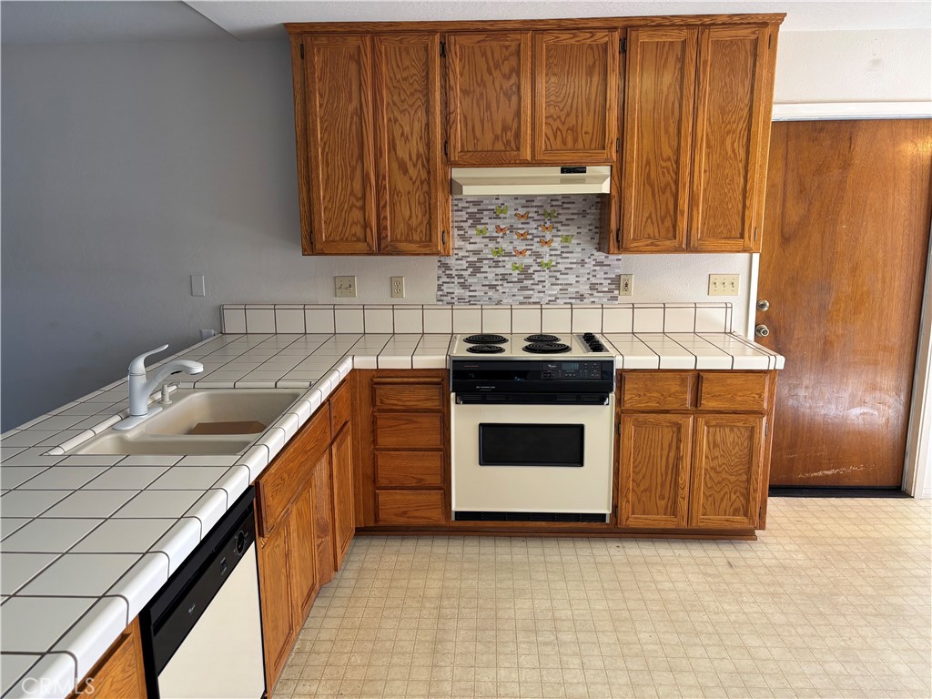 https://media.crmls.org/medias/4804081d-ff16-4c94-b722-c97b9de1045e.jpg?preset=X-Large