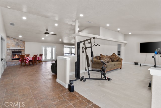 Detail Gallery Image 8 of 22 For 12210 Larch St, Oak Hills,  CA 92344 - 5 Beds | 3 Baths