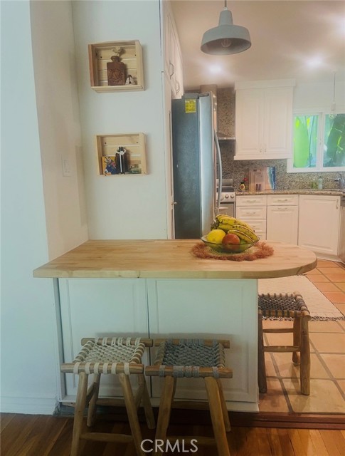 Detail Gallery Image 3 of 11 For 5311 Don Pio, Woodland Hills,  CA 91364 - 2 Beds | 2 Baths