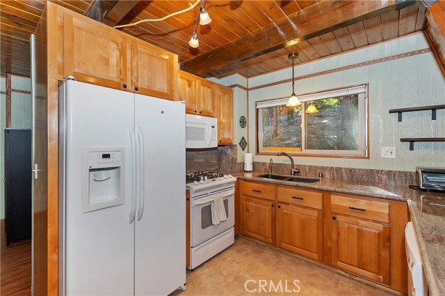 Detail Gallery Image 15 of 35 For 24091 Lakeview Dr, Crestline,  CA 92325 - 3 Beds | 2 Baths