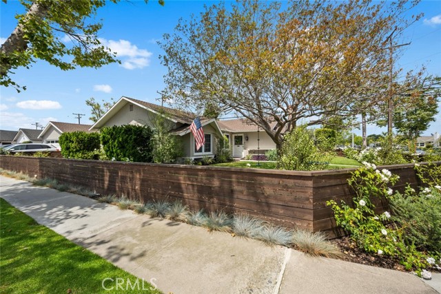 3272 Woodstock Road, Los Alamitos CA: https://media.crmls.org/medias/48097e0f-1a4f-4968-8183-5187c399b3b5.jpg
