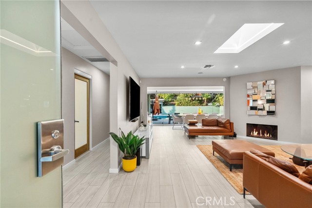 3051 Gertrude Avenue, La Crescenta CA: https://media.crmls.org/medias/480a40a1-11c1-4e5f-81ba-db26350c3d47.jpg