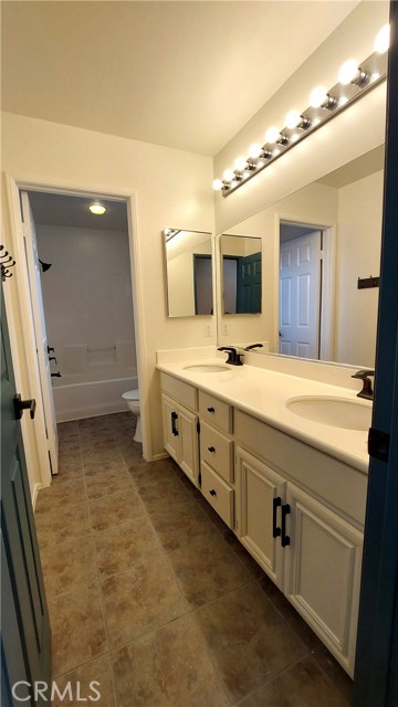 21107 Oakleaf Canyon Drive, Newhall CA: https://media.crmls.org/medias/480ac3f9-8ab9-4501-8646-40e4ceda4774.jpg