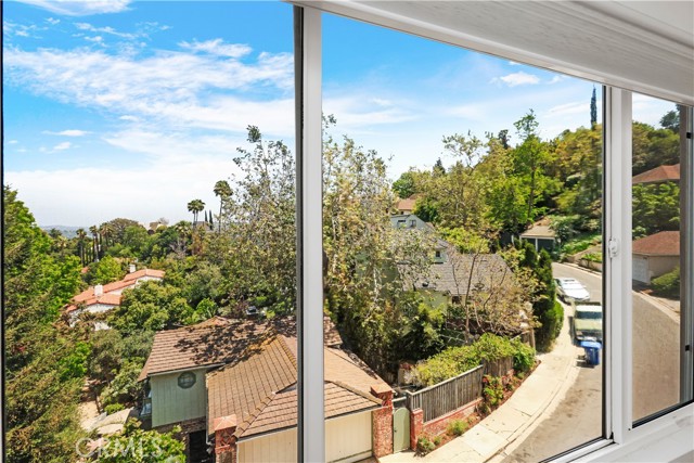 3751 Prestwick Drive, Los Angeles CA: https://media.crmls.org/medias/480c80b0-d5d6-4f3a-9c19-53abc99d5a40.jpg