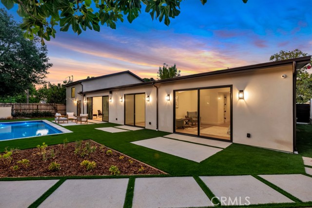 Detail Gallery Image 34 of 46 For 4801 Abbeyville Ave, Woodland Hills,  CA 91364 - 5 Beds | 5/2 Baths