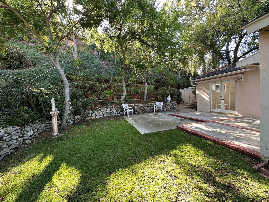 Beautiful super private rear yard, perfect for playing or family get togethers!