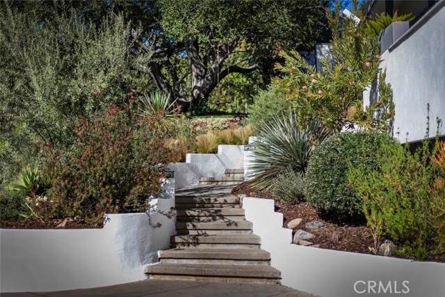 Detail Gallery Image 5 of 54 For 2820 E Chevy Chase Dr, Glendale,  CA 91206 - 2 Beds | 2 Baths