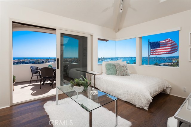2301 Pacific Drive, Corona del Mar CA: https://media.crmls.org/medias/48138110-69c6-4a4f-8df8-82b58a3111bb.jpg