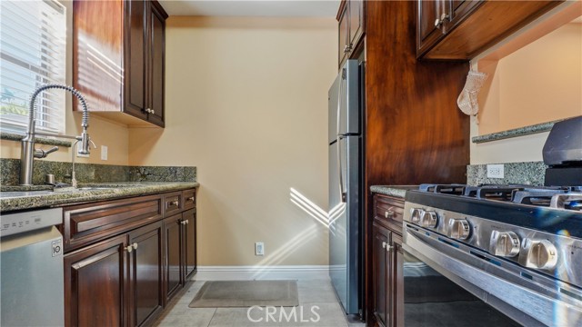 Detail Gallery Image 9 of 32 For 14256 Victory Bld #3,  Van Nuys,  CA 91401 - 2 Beds | 2 Baths