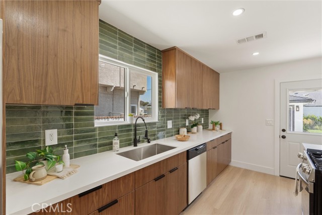 Detail Gallery Image 11 of 28 For 19910 Bernist Ave, Torrance,  CA 90503 - 3 Beds | 2 Baths