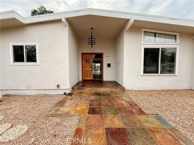 Detail Gallery Image 2 of 73 For 24204 Calvert, Woodland Hills,  CA 91367 - 6 Beds | 3 Baths