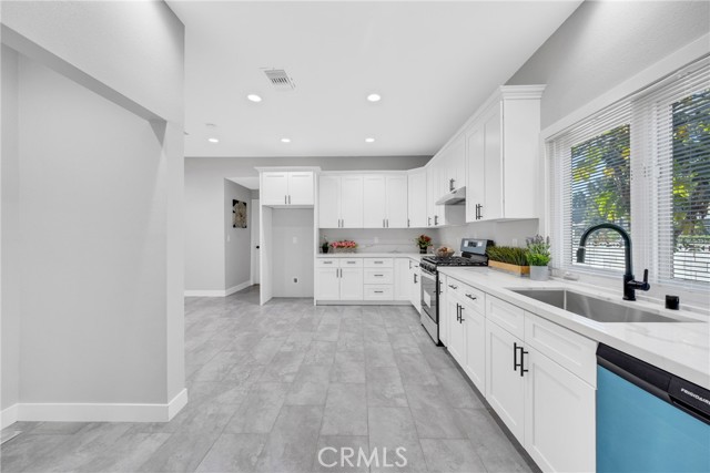 Detail Gallery Image 13 of 48 For 404 E Kingsley Ave, Pomona,  CA 91767 - 5 Beds | 3 Baths