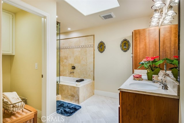 32 Malaga Place, Manhattan Beach, California 90266, 2 Bedrooms Bedrooms, ,1 BathroomBathrooms,Residential,Sold,Malaga,SB17034597
