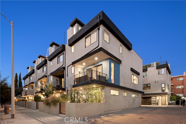 922 N Ridgewood Pl, Los Angeles CA: https://media.crmls.org/medias/482c0ca8-4c21-44b6-8709-5d7dcdf10b83.jpg
