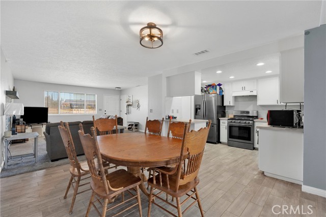 18064 Cajon Street, Hesperia CA: https://media.crmls.org/medias/482e68a3-a61d-435a-857b-1787f138a96e.jpg
