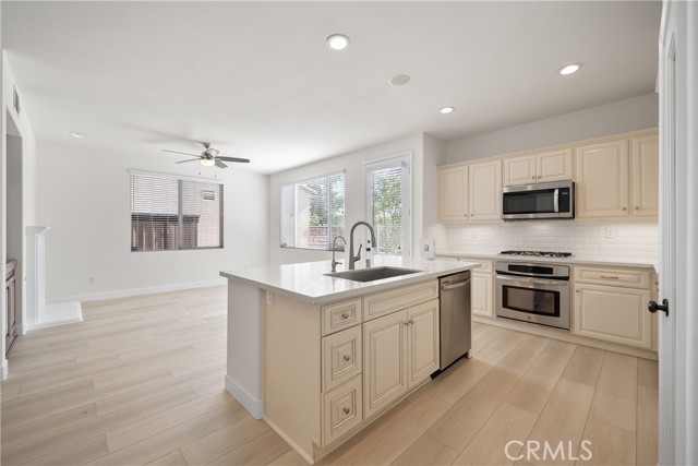 Detail Gallery Image 12 of 42 For 28907 Mirada Circulo, Valencia,  CA 91354 - 3 Beds | 3 Baths