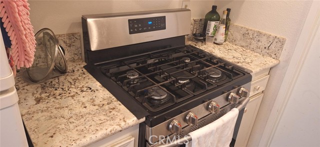 Detail Gallery Image 6 of 13 For 640 Corona, Hemet,  CA 92545 - 2 Beds | 2 Baths