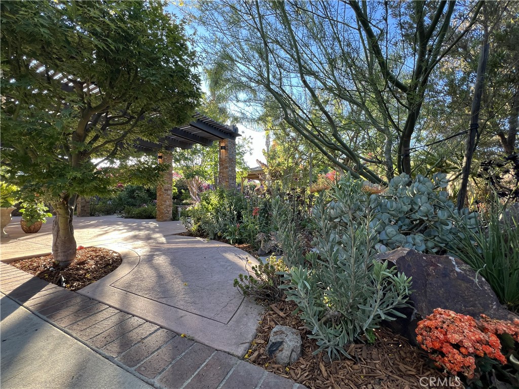 https://media.crmls.org/medias/483586fc-f6e6-481d-9850-e5d17302406e.jpg?preset=X-Large