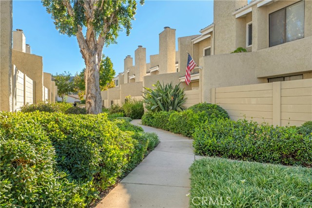 Detail Gallery Image 1 of 22 For 1864 Stow St, Simi Valley,  CA 93063 - 2 Beds | 2/1 Baths