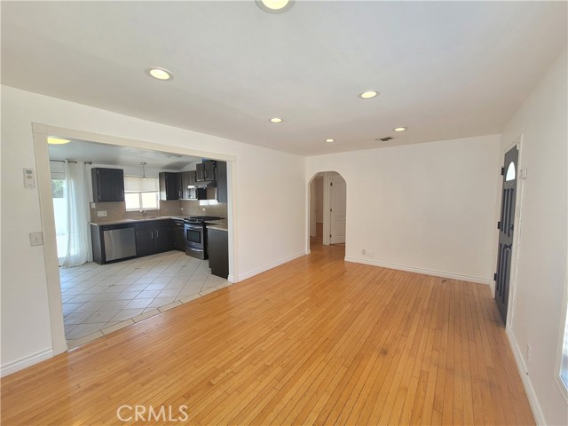 21912 Celes Street, Woodland Hills CA: https://media.crmls.org/medias/483cda0c-95ce-4239-b5f2-d6d75435b458.jpg