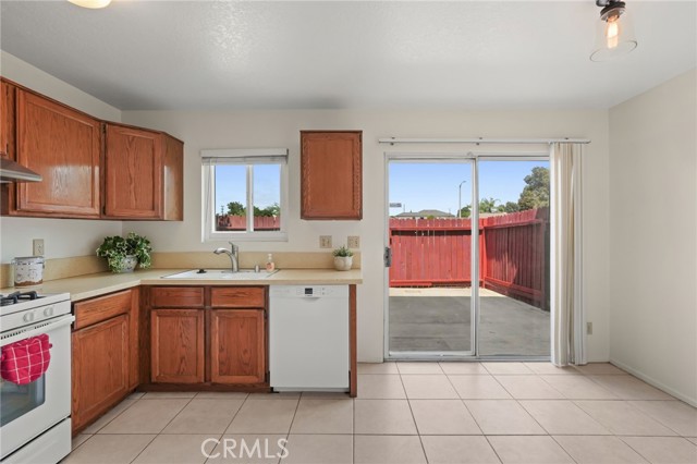 Detail Gallery Image 6 of 26 For 16015 Olympiad Ln #B,  Lake Balboa,  CA 91406 - 2 Beds | 1/1 Baths