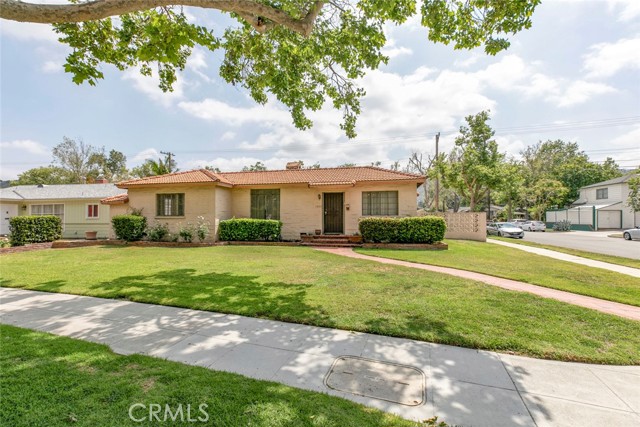 1422 W Riverside Drive, Burbank CA: https://media.crmls.org/medias/4845ce8d-d675-42de-aa02-15f9583c793a.jpg