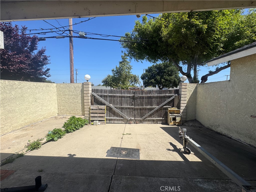 https://media.crmls.org/medias/4845f0f6-f88a-4a0b-a6cc-8efcb91a24d5.jpg?preset=X-Large