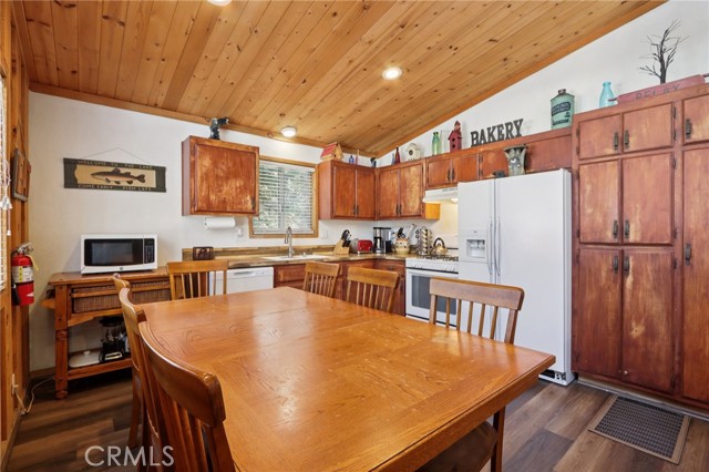 Detail Gallery Image 12 of 43 For 788 Silver Tip, Big Bear Lake,  CA 92315 - 3 Beds | 3 Baths