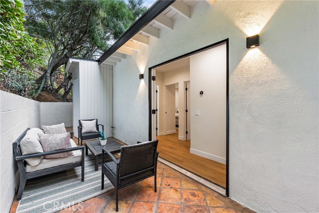 8010 Padre Lane, Los Angeles CA: https://media.crmls.org/medias/484870a9-8bc3-41ba-9dbb-2c85d1b8b581.jpg