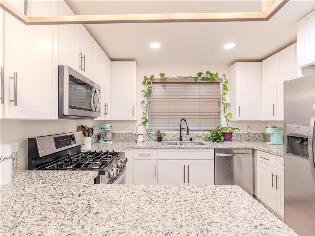 https://media.crmls.org/medias/484a4f70-7134-4c7f-b77e-5940e7b5786f.jpg?preset=X-Large