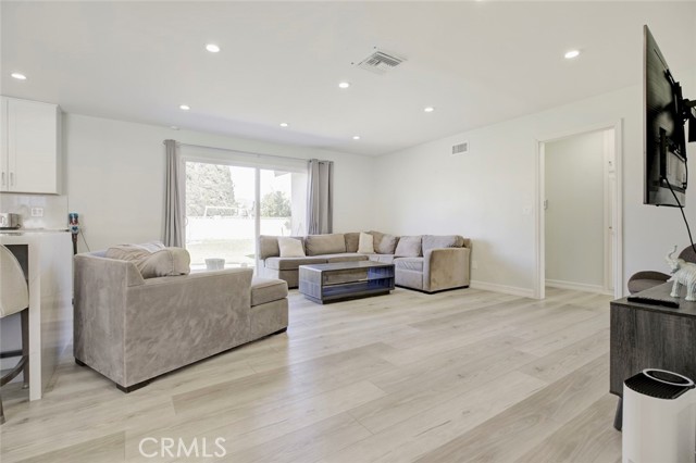 Detail Gallery Image 4 of 36 For 20437 Septo St, Chatsworth,  CA 91311 - 3 Beds | 2 Baths